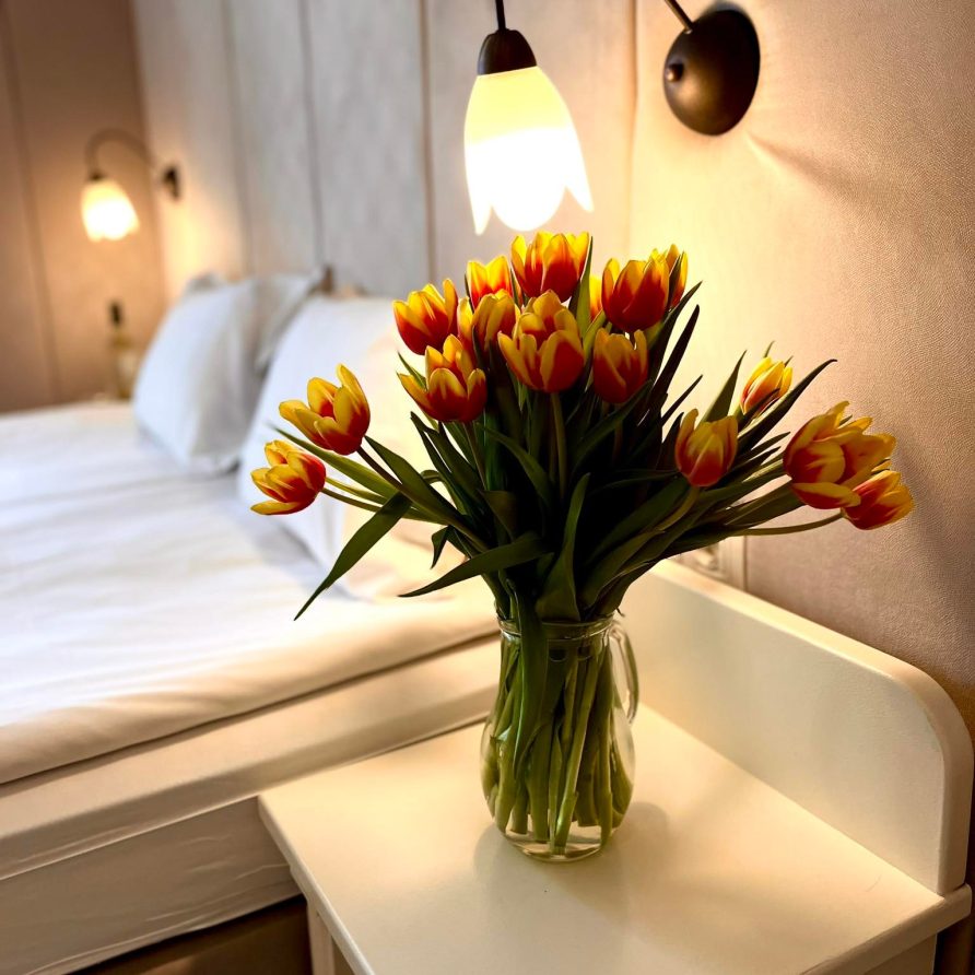 Букет лалета във ваза - двойна стая в хотел Адриа
