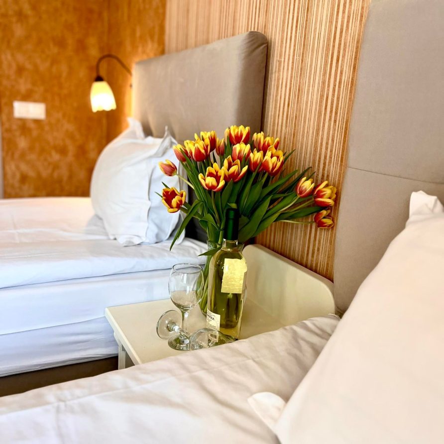 Хотел Адриа - ваза с лалета в стая за единично настаняване
