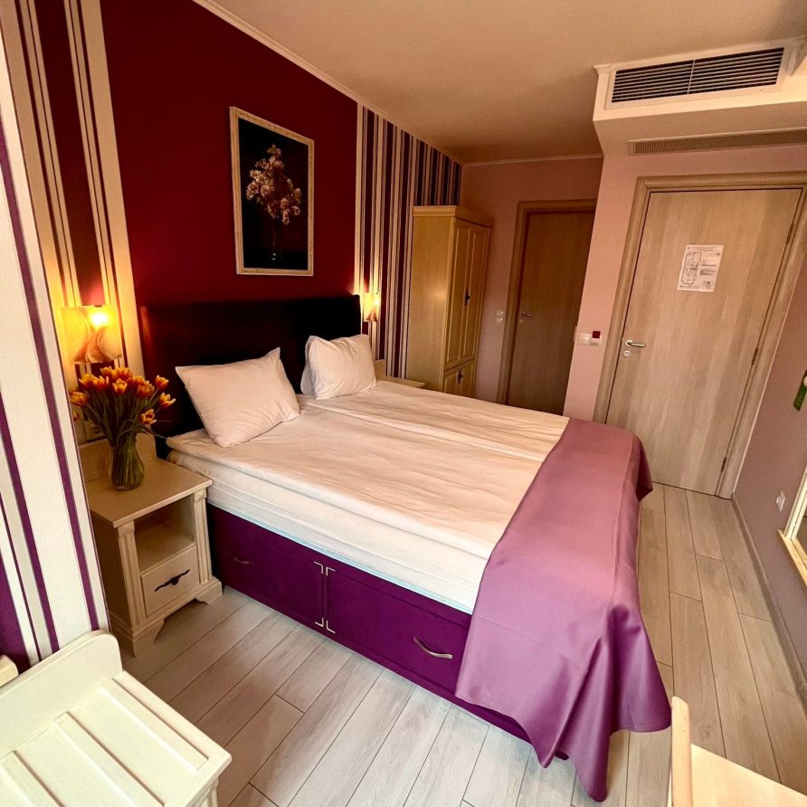 Хотел Адриа - Двойна стандартна стая в лилави цветове